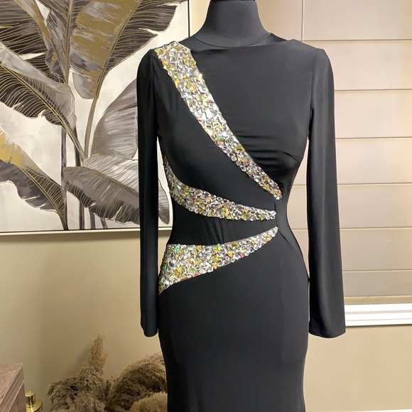 Chic and classy dress in black - Picture 4 of 17